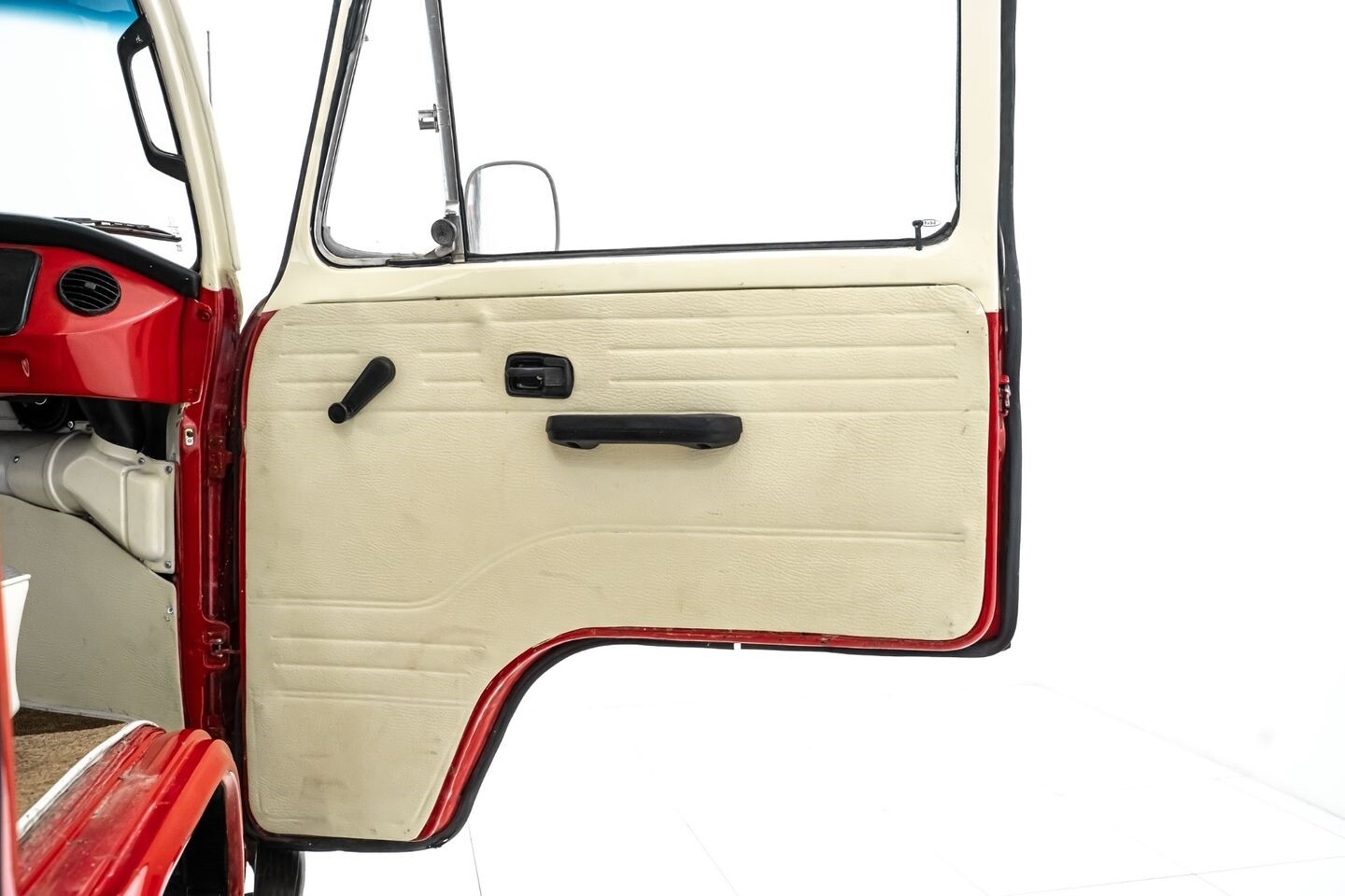 Volkswagen-Type-II-Bus-1975-Other-22