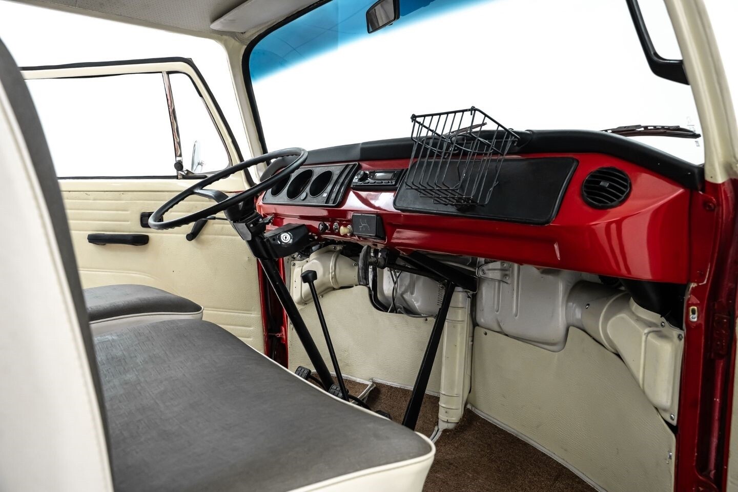 Volkswagen-Type-II-Bus-1975-Other-23