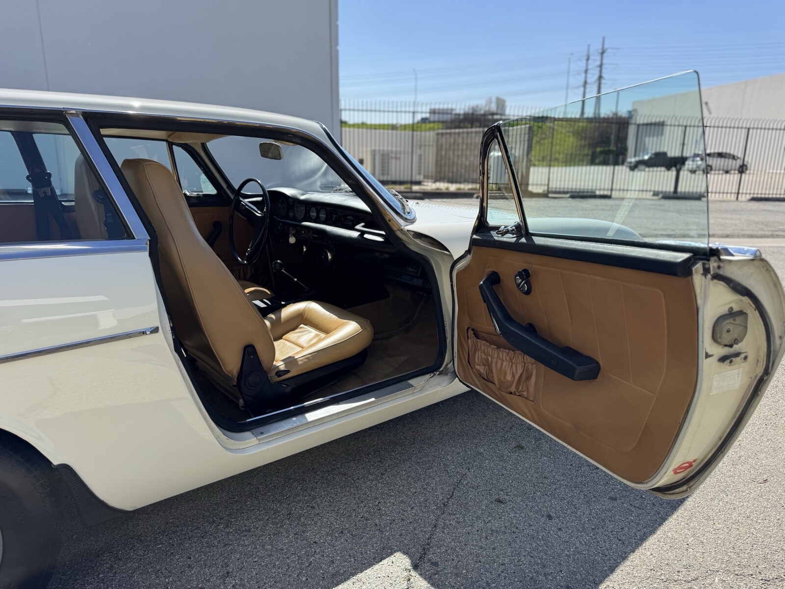 Volvo-1800-ES-1972-Hatchback-27