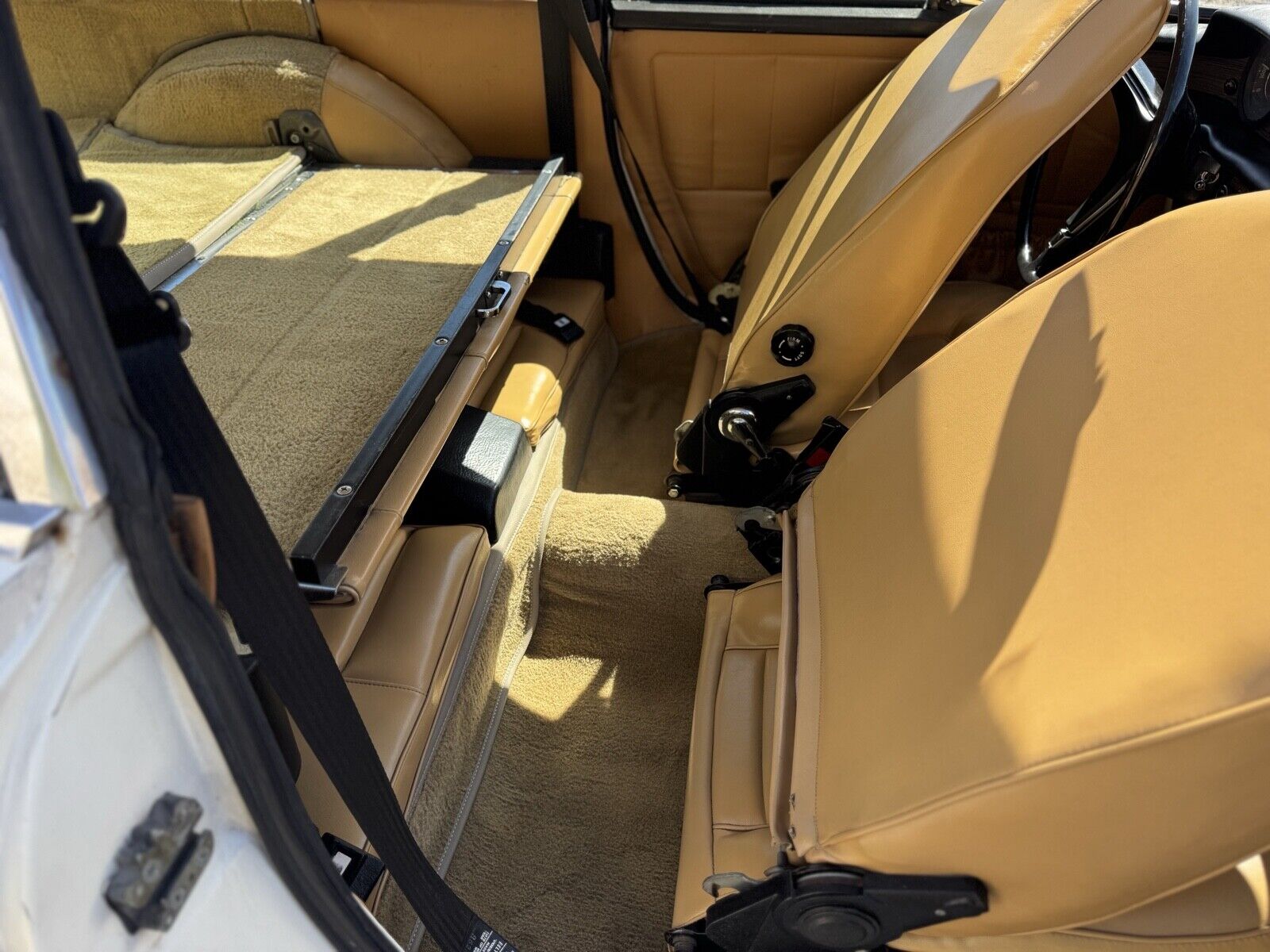 Volvo-1800-ES-1972-Hatchback-34