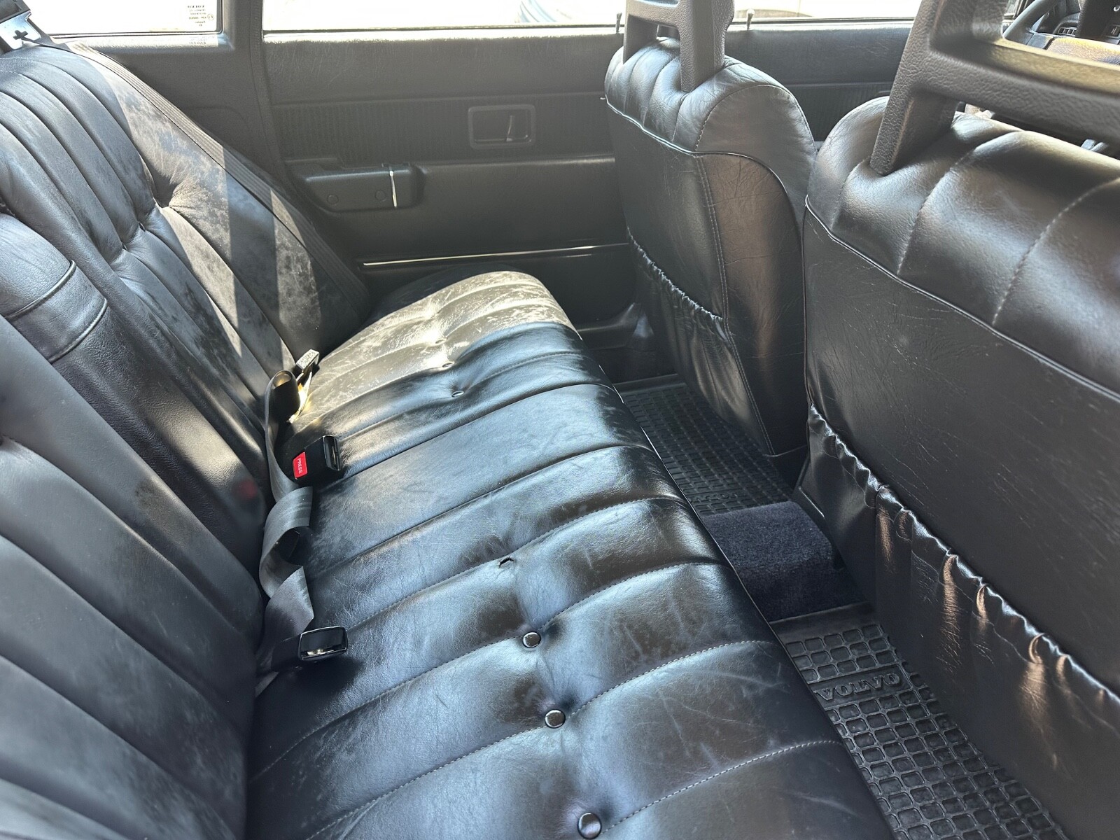 Volvo-240-1985-Sedan-17