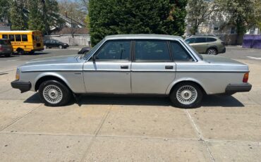 Volvo-240-1985-Sedan-3