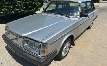 Volvo-240-1985-Sedan
