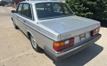 Volvo-240-1985-Sedan-4