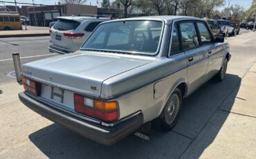 Volvo-240-1985-Sedan-5