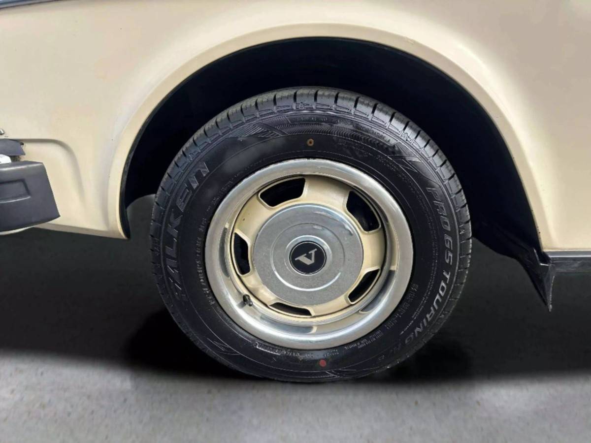 Volvo-240-dl-4d-sedan-1982-10