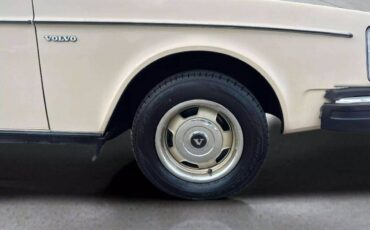 Volvo-240-dl-4d-sedan-1982-11