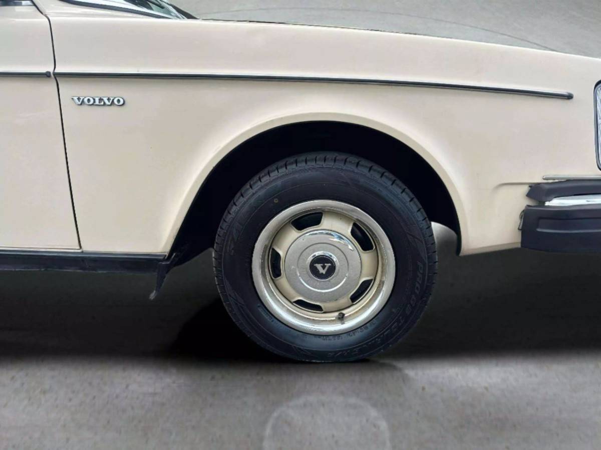 Volvo-240-dl-4d-sedan-1982-11