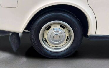 Volvo-240-dl-4d-sedan-1982-12