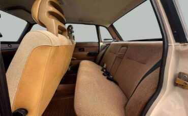 Volvo-240-dl-4d-sedan-1982-13