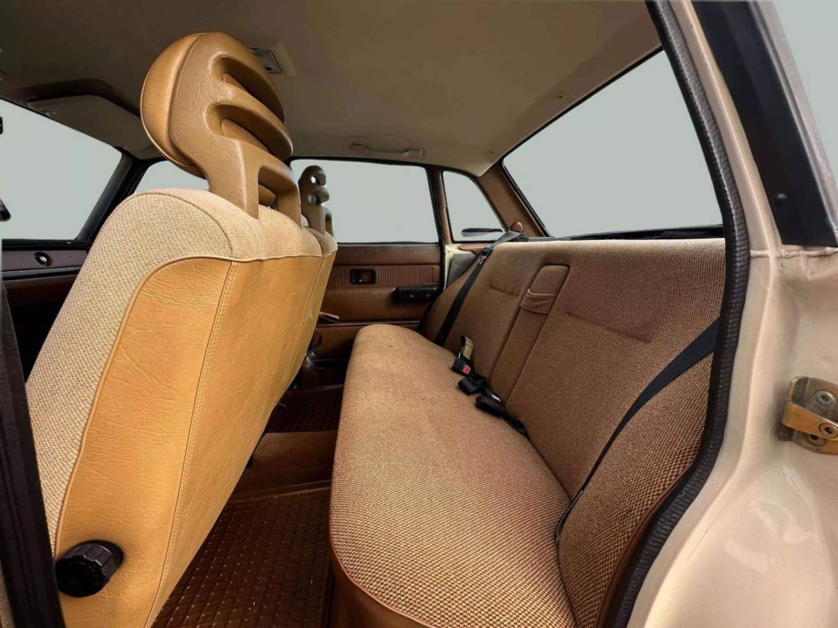 Volvo-240-dl-4d-sedan-1982-13