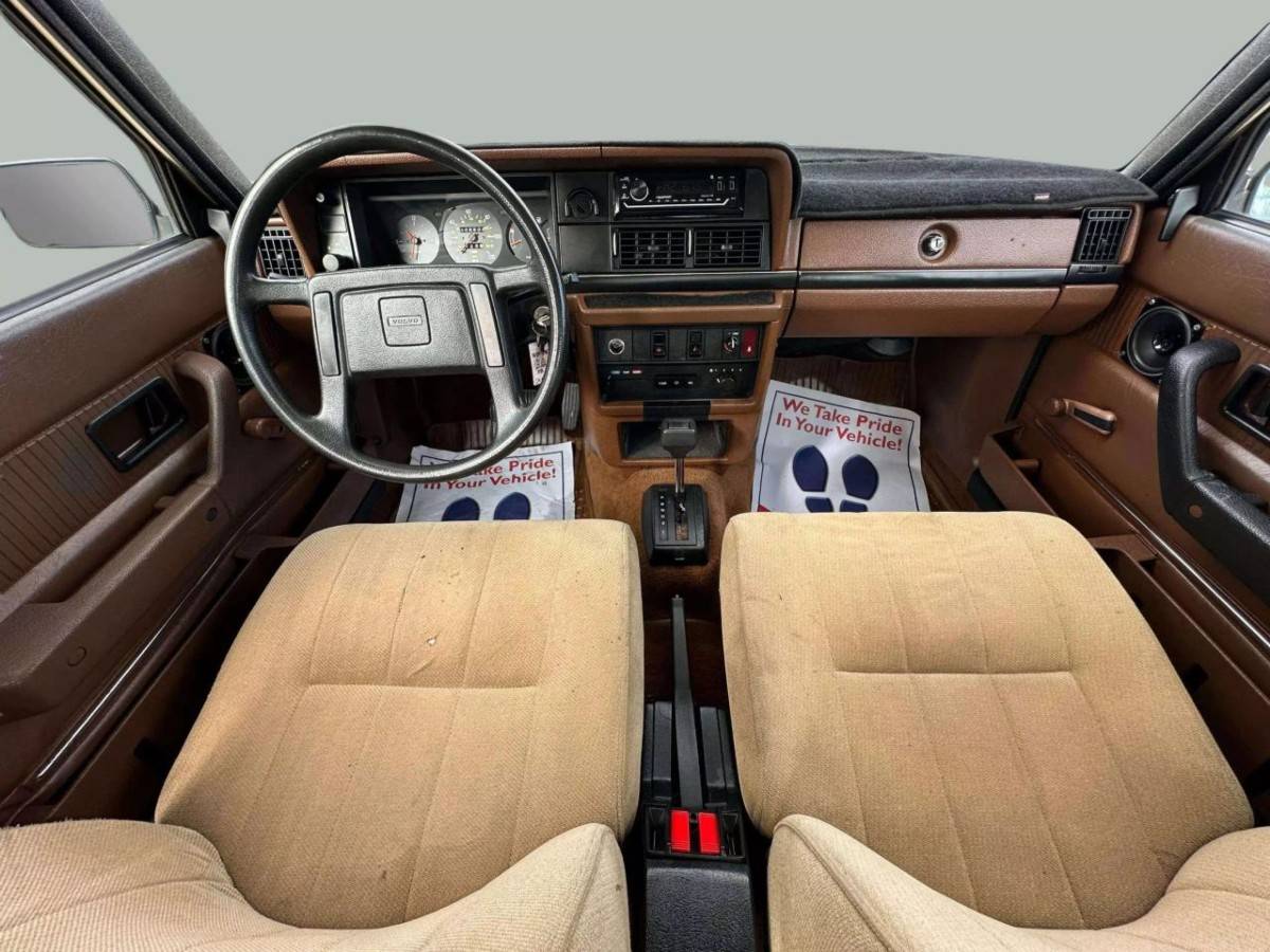 Volvo-240-dl-4d-sedan-1982-14