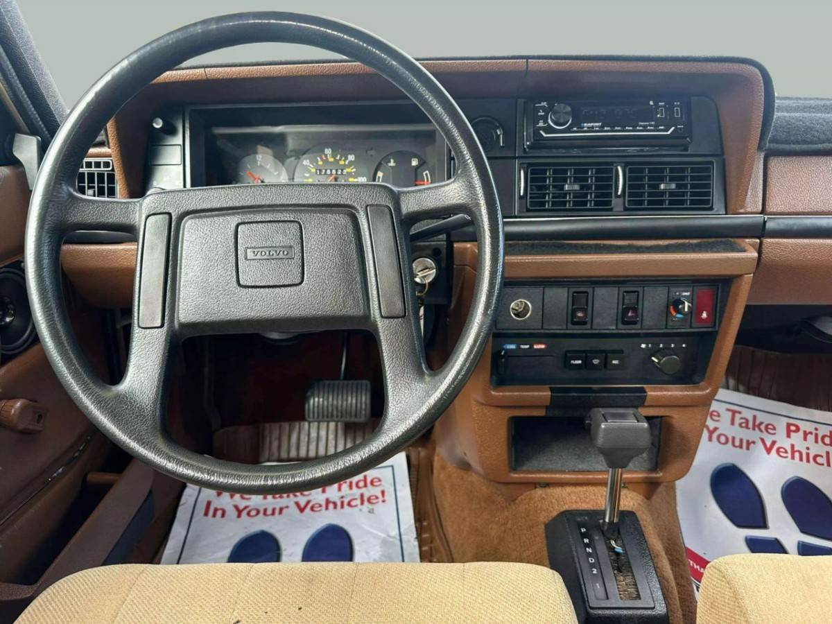 Volvo-240-dl-4d-sedan-1982-15