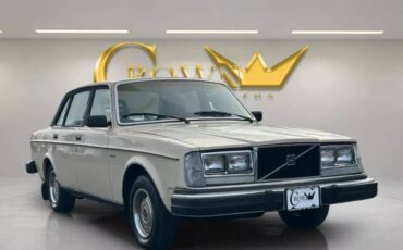 Volvo-240-dl-4d-sedan-1982-2