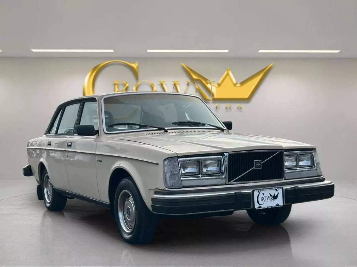 Volvo-240-dl-4d-sedan-1982-2