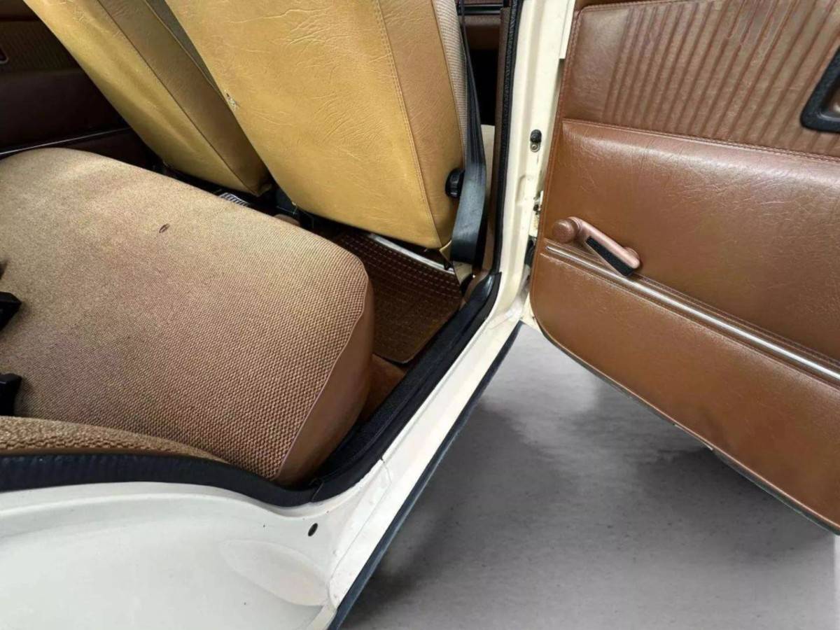 Volvo-240-dl-4d-sedan-1982-21