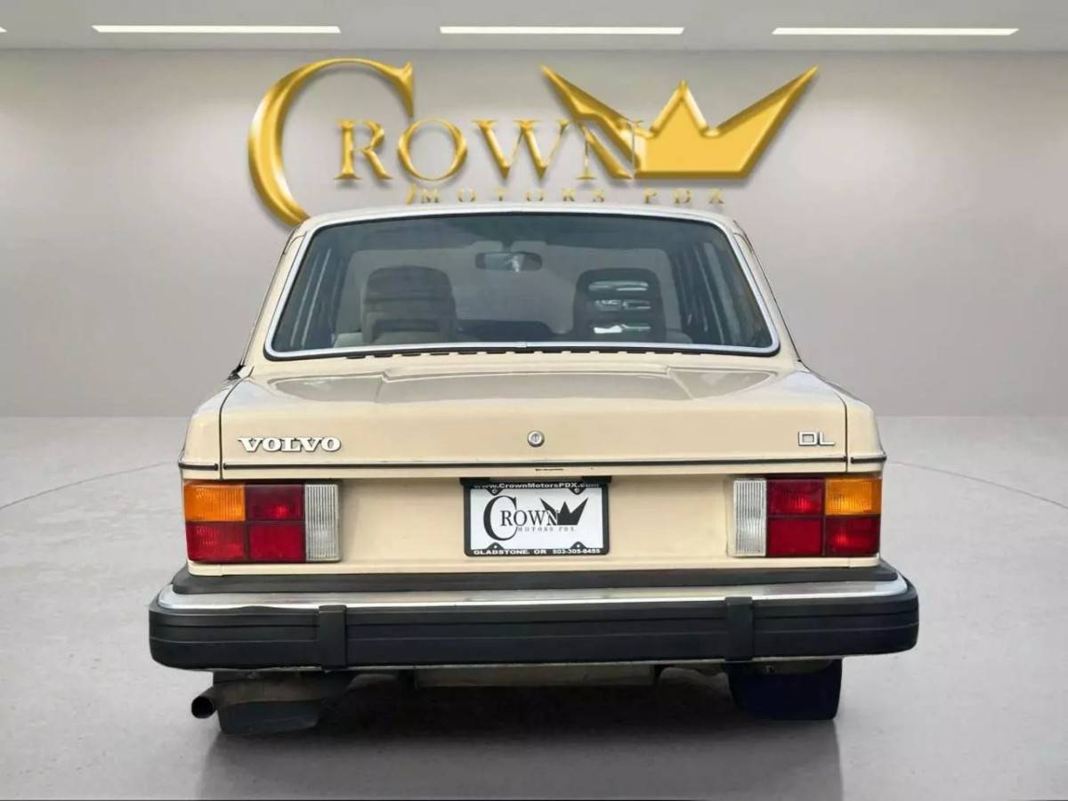 Volvo-240-dl-4d-sedan-1982-5
