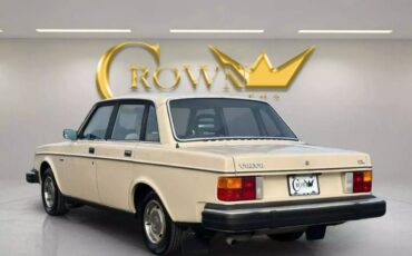 Volvo-240-dl-4d-sedan-1982-6