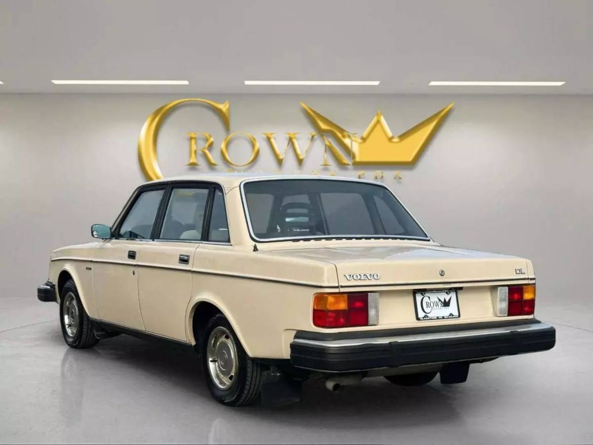 Volvo-240-dl-4d-sedan-1982-6