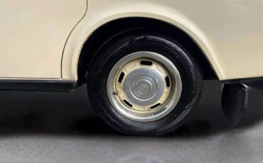 Volvo-240-dl-4d-sedan-1982-9