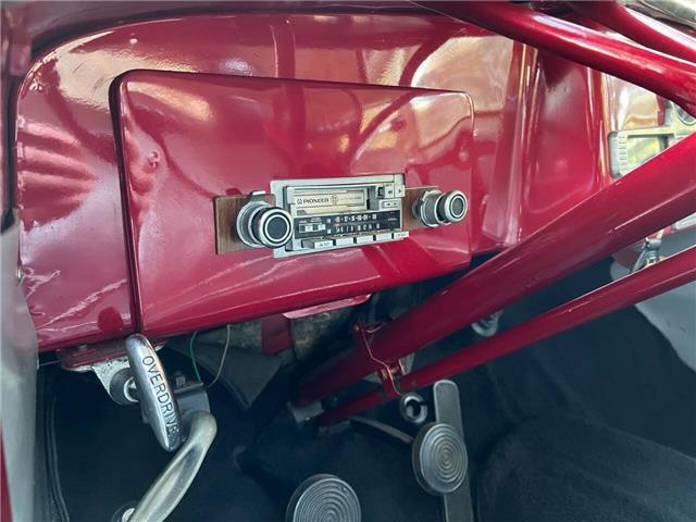 Willys-Jeepster-1950-21