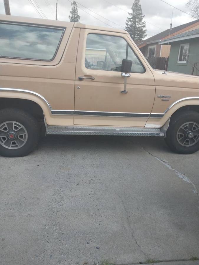 84-ford-bronco-1984-brown-3