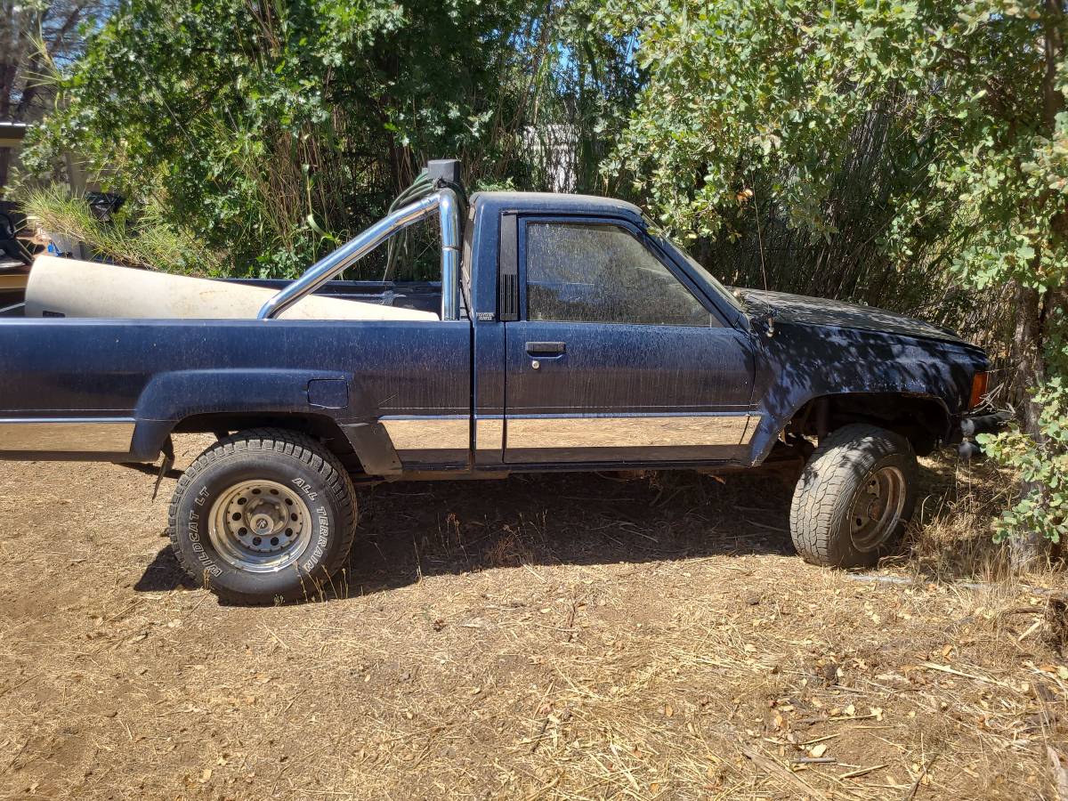 84-toyota-4wd-pickup-1984-blue