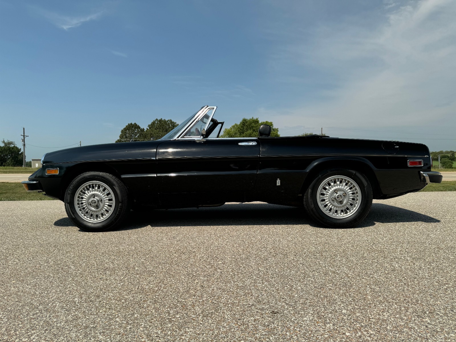 Alfa-Romeo-Spider-1976-Convertible-12