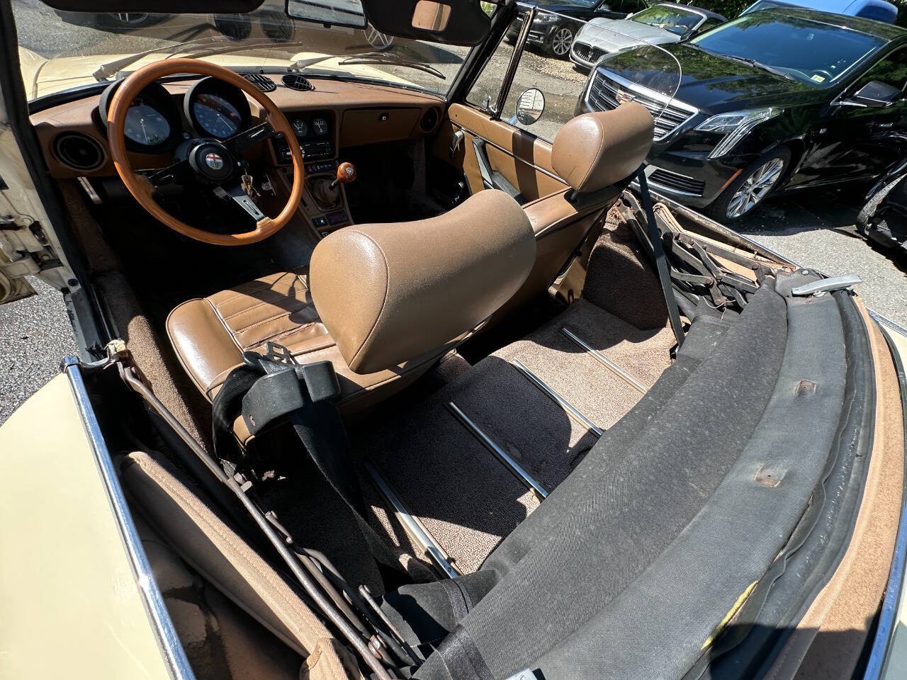 Alfa-Romeo-Spider-1982-Convertible-12