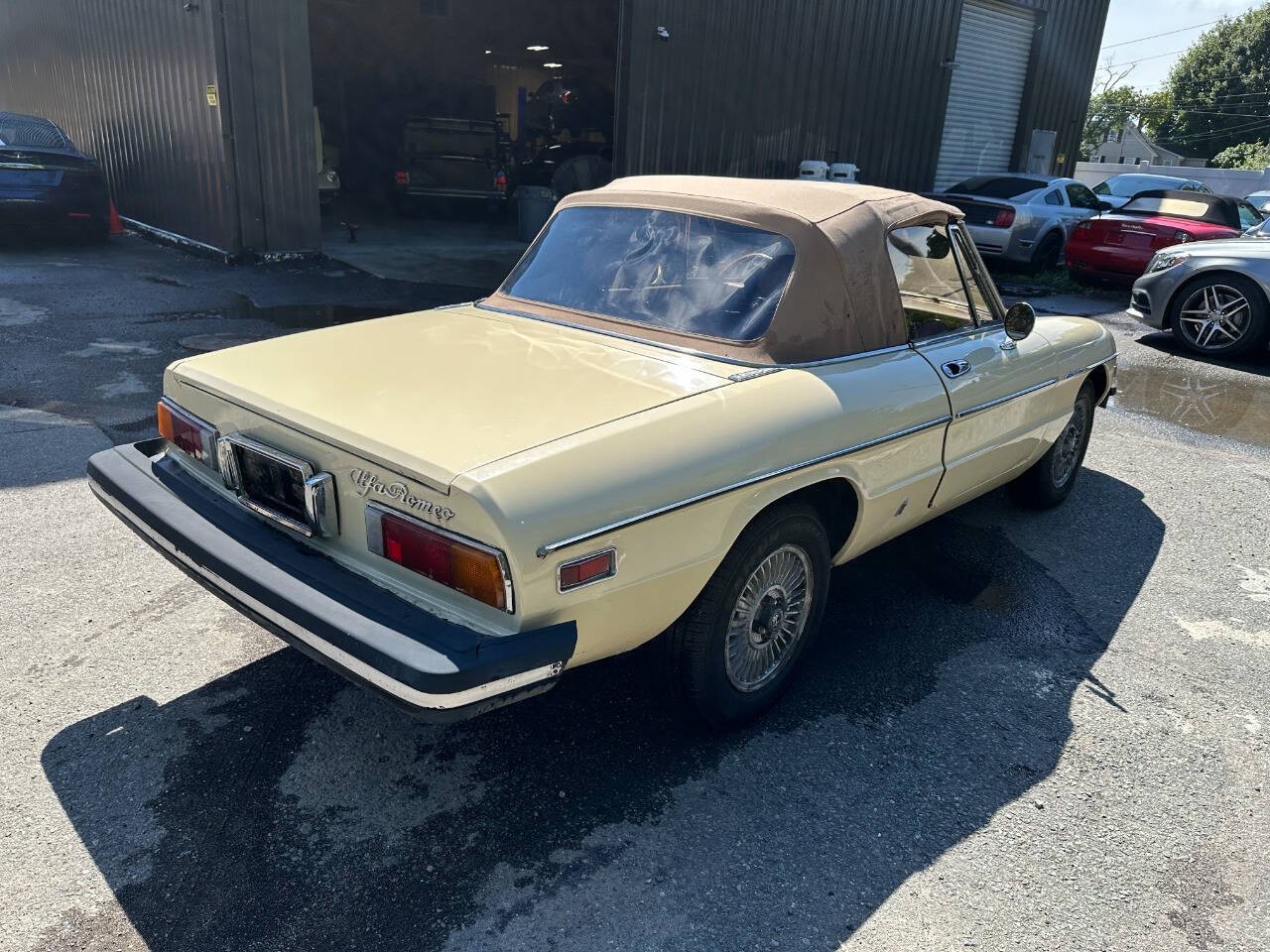 Alfa-Romeo-Spider-1982-Convertible-23