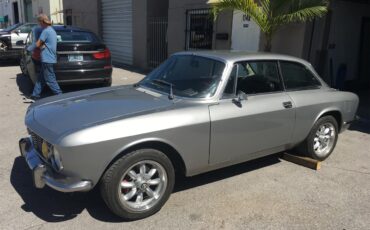 Alfa-romeo-2000-gt-veloce-1974-Grey-Black