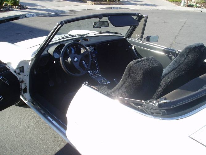 Alfa-romeo-Spider-1977-White-Black-11