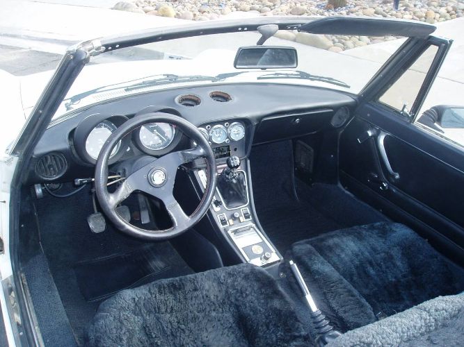 Alfa-romeo-Spider-1977-White-Black-5