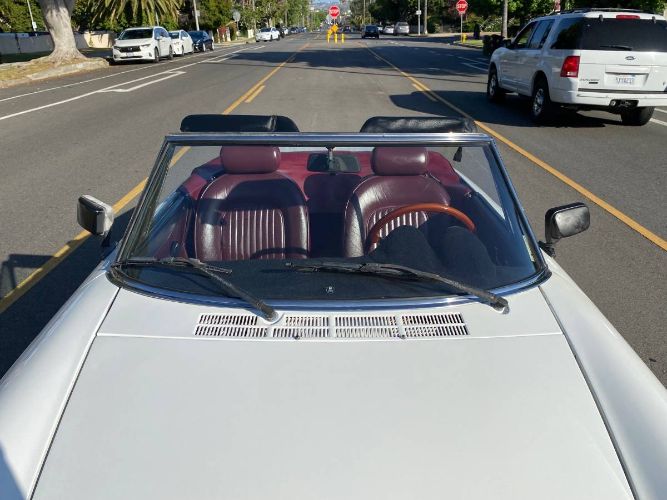 Alfa-romeo-Spider-1978-White-Burgundy-Leather-11