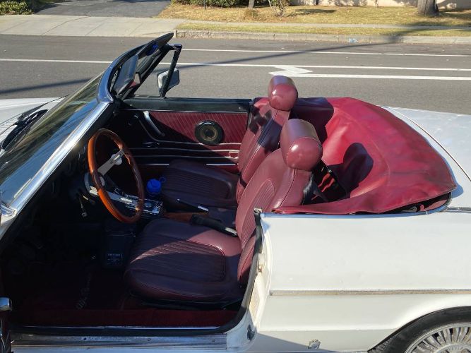 Alfa-romeo-Spider-1978-White-Burgundy-Leather-12