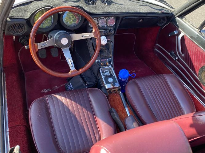 Alfa-romeo-Spider-1978-White-Burgundy-Leather-15