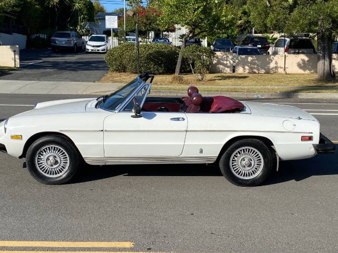 Alfa-romeo-Spider-1978-White-Burgundy-Leather-17