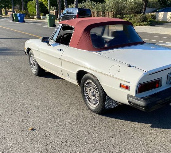 Alfa-romeo-Spider-1978-White-Burgundy-Leather-4