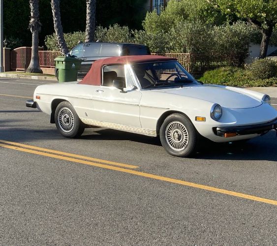 Alfa-romeo-Spider-1978-White-Burgundy-Leather-5