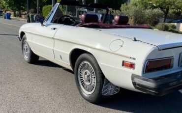 Alfa-romeo-Spider-1978-White-Burgundy-Leather-6