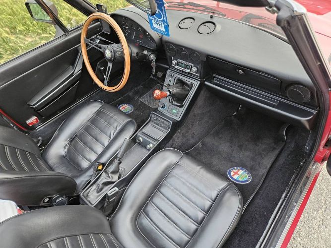 Alfa-romeo-Spider-1986-RedBlackTop-Black-Leather-4