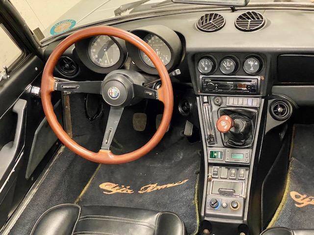 Alfa-romeo-Spider-veloce-1985-silver-5