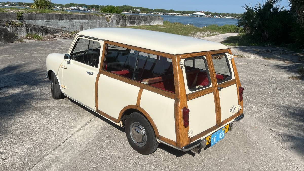 Austin-Mini-countryman-woodie-wagon-1962-white