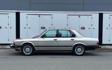 BMW-5-Series-1985-Sedan-2