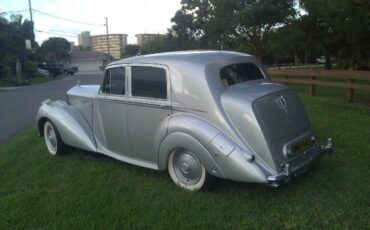 Bentley-Mark-vi-1951-Georgian-Silver-3