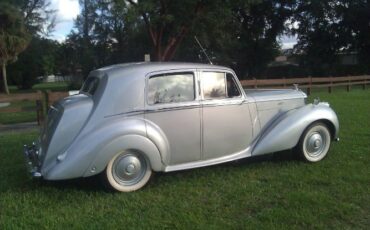Bentley-Mark-vi-1951-Georgian-Silver-4