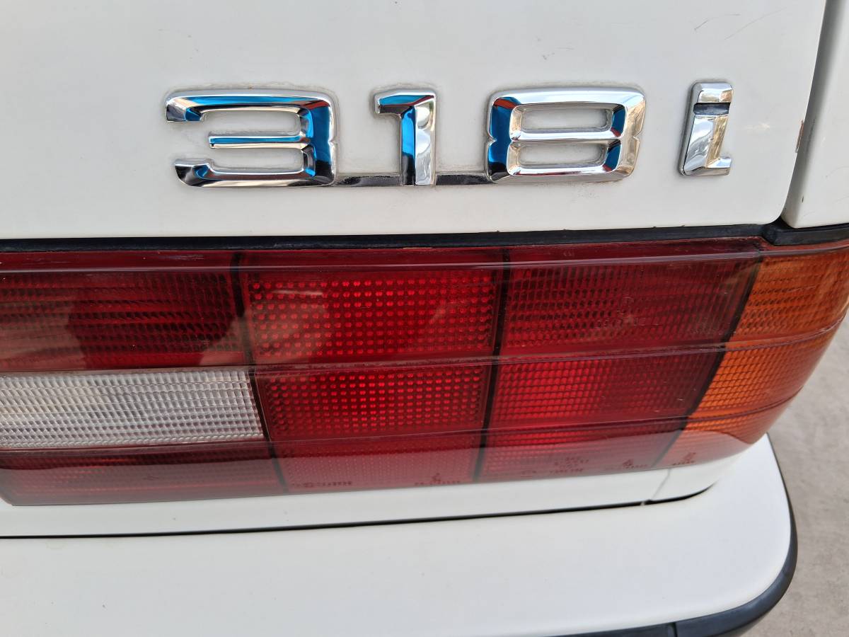 Bmw-318i-1991-white-12