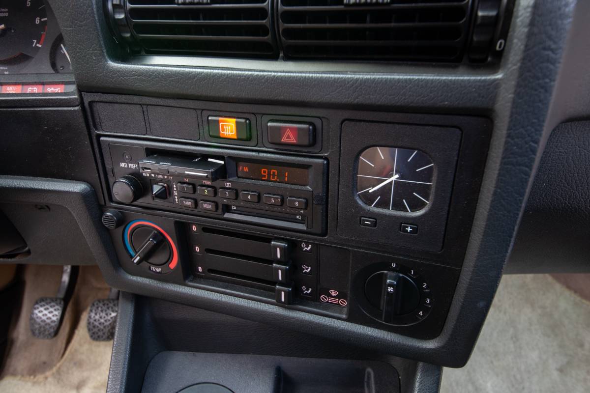 Bmw-318i-convertible-1992-custom-15