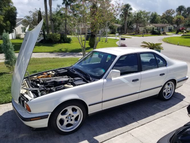 Bmw-M5-1991-Alpine-White-Gray-Leather-18