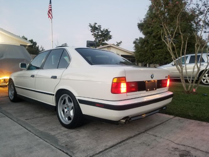 Bmw-M5-1991-Alpine-White-Gray-Leather-23